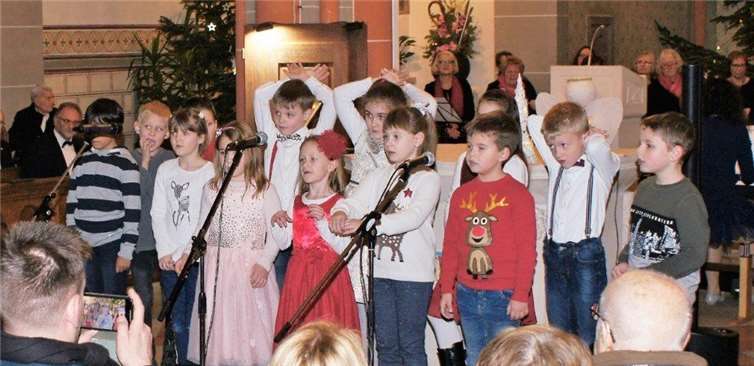 Der Kinderchor unter Leitung von Frau Nink; Paul (2.v.li. hintere Reihe), Emma (hintere Reihe 3. v li.) und Paul (hintere Reihe 2.v.re.) sangen gemeinsam "Endlich sehe ich das Licht".