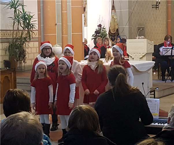 Der Kinderchor unter der Leitung von Oliane Nink hatte sich passend zur Weihnachtszeit gekleidet. Die jungen Mädchen waren die Publikums-Lieblinge des Adventskonzerts. privat