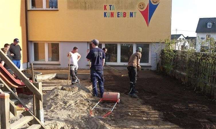 Der Kindergarten Kunterbunt bekam neues Großspielzeug gestiftet und beim Aufbau wurde kräftig Hand angelegt.privat