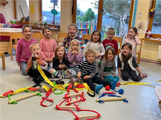 Der Kindergarten Regenbogen hat Anfang Januar von der Mackener Backescrew eine Spende über zwei Slacklines inkl. Zubehör erhalten. Quelle: Ortsgemeinde Macken