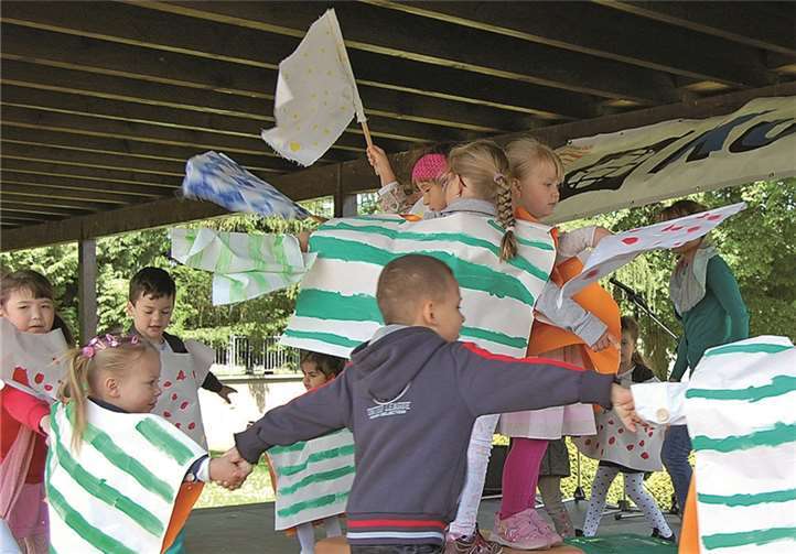 Der Kindergarten „Regenbogen“ spannt schon die Kleinsten in die Bemühungen um Integration ausländischer Kinder ein und dokumentiert dies mit einem fröhlichen Tanzlied.