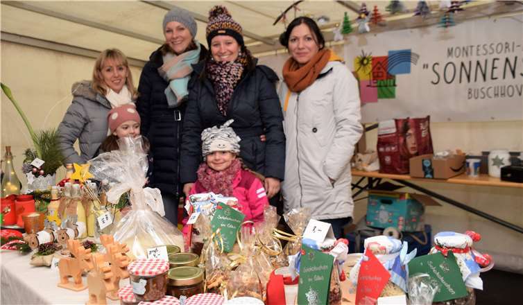 Der Kindergarten „Regenbogen“ und der Montesorri-Kindergarten boten weihnachtlichen Schmuck an.Fotos: EICH