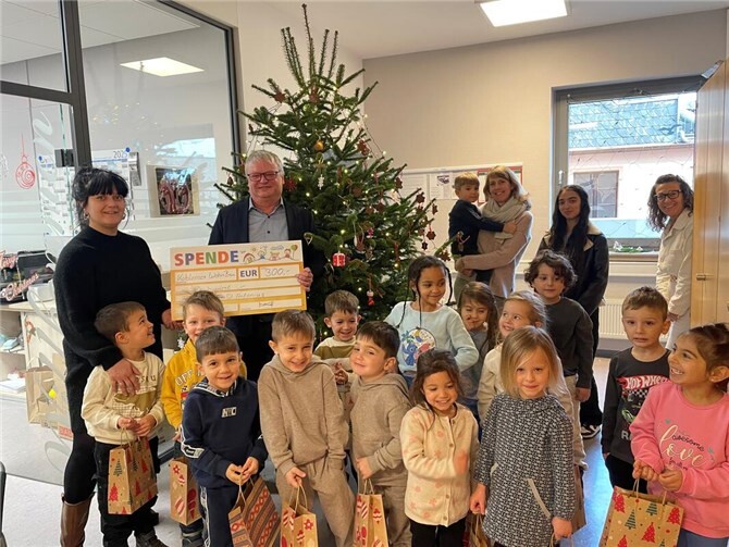 Der Kindergarten St. Antonius widmete sich gleich zwei Weihnachtsbäumen. Fotos: Koblenzer Wohnbau