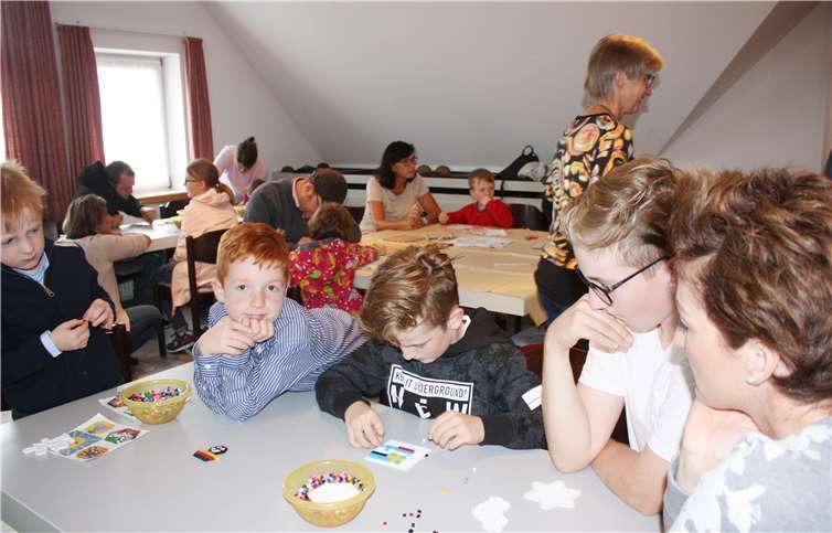 Der Kindergarten St. Martin bot das Basteln mit Bügelperlen an.