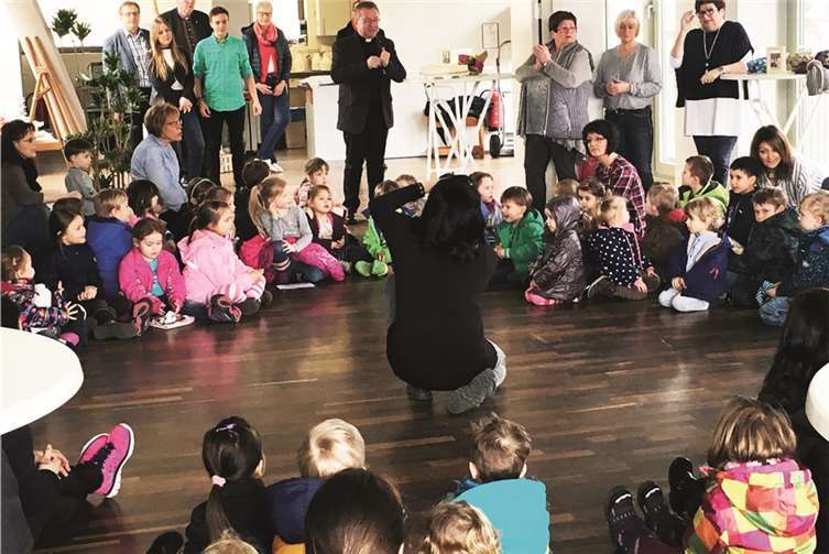 Der Kindergarten St. Nikolaus erfreute den Pastor mit tollem Gesang.