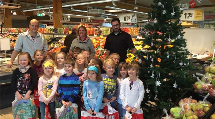 Der Kindergarten „Unterm Regenbogen“ sorgte für Weihnachtliche Stimmung im Rewe Markt Ringen. Privat