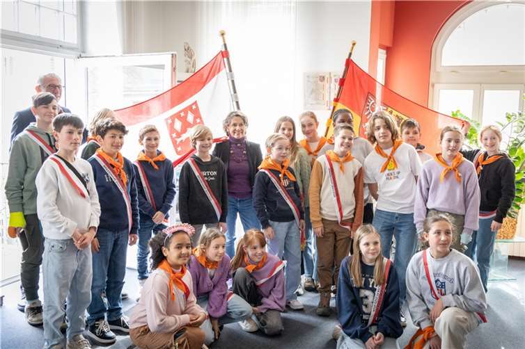 Der Kindergemeinderat mit Bürgermeister Guido Orthen und Schöffin Adinda Van Gerven.  Foto: Stadt Bad Neuenahr-Ahrweiler/Lukas Holling