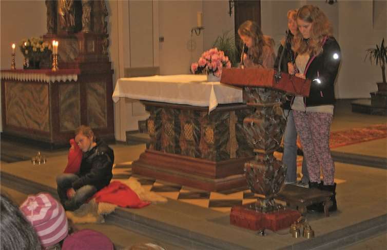 Der Kindergottesdienstkreis stimmte die Gemeinde auf den Martinsabend ein.  privat