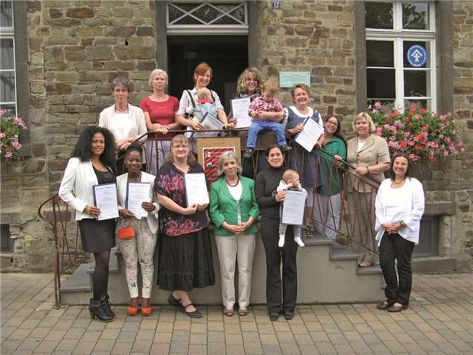 Der Kinderschutzbund Ahrweiler e.V. freut sich mit den neun Teilnehmerinnen über die absolvierte Qualifizierung zur Tagespflegeperson. privat