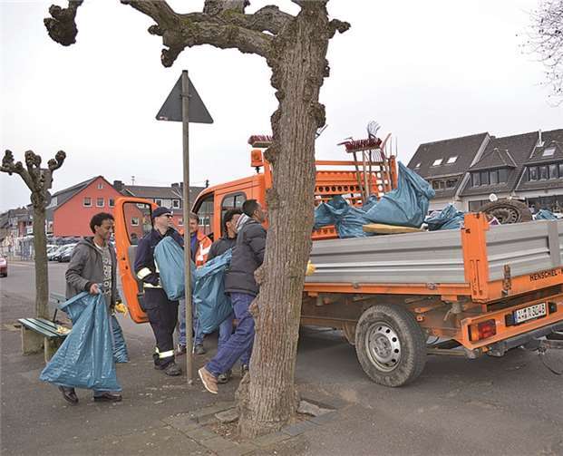 Der Kipper wird am Rhein beladen.