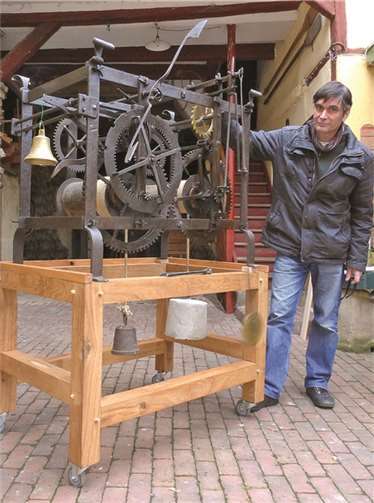 Der Kirchdauner Heimatforscher Andreas Schmickler hatte sich seit Jahren für die Rückführung der Uhr nach Kirchdaun eingesetzt.privat
