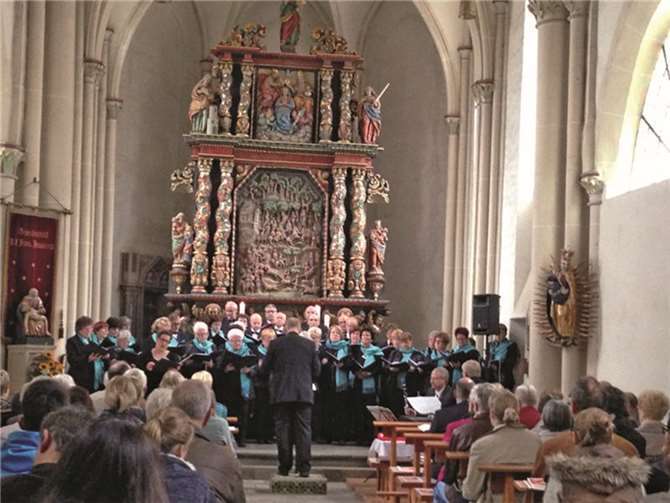 Der Kirchen- und Projektchor gestaltete den Lichtergottesdienst mit Gesängen von Thomas Gabriel. privat