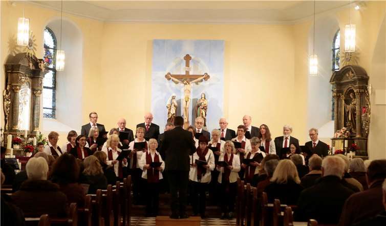 Der Kirchenchor „Cäcilia“ Barweiler unter Leitung von Bernd Prämaßing eröffnete den musikalischen Reigen.  -SES-