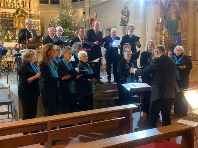 Der Kirchenchor Cäcilia Bell mit ihrem Chorleiter Claus Heuft.