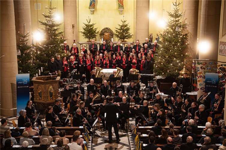 Der Kirchenchor „Cäcilia“ Güls unter Leitung von Thomas Oster und die Musikalische Spielgemeinschaft Güls/Lay unter Leitung von Tobias Rosenbaum beeindruckten beim Eröffnungskonzert zum Jubiläumsjahr 1250 Jahre Güls mit ihren exzellenten Musikstücken. Fotos: Bastian Spurzem