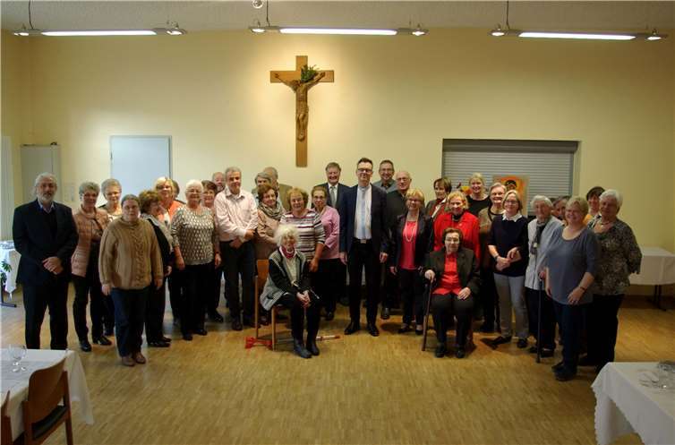 Der Kirchenchor Cäcilia Kruft mit Präses (Mitte) und Chorleiter (links). privat