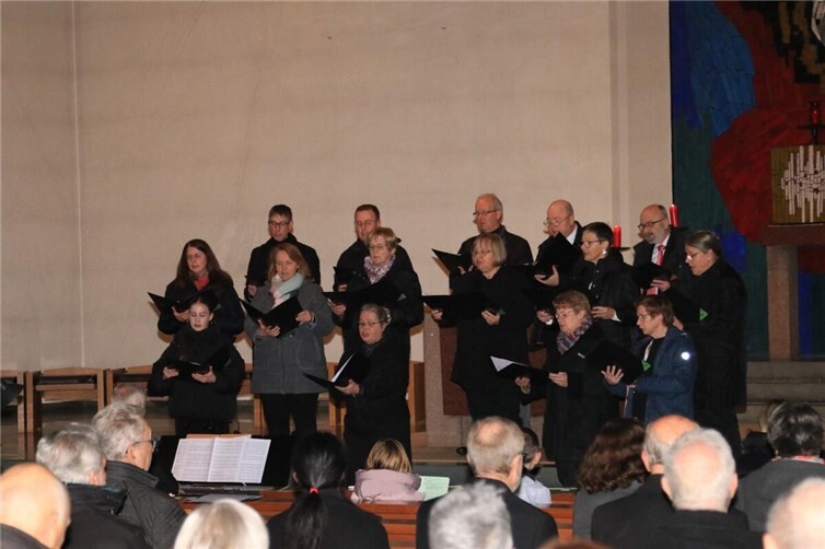 Der Kirchenchor „Cäcilia“ Niederbreitbach und der Chor LiedGUT! Niederbreitbach präsentierten gemeinsam ein vielfältiges Adventskonzert.  Foto: privat