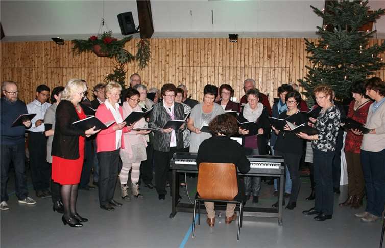 Der Kirchenchor „Cäcilia“ Waldorf unter der Leitung von Andrea Ernst trug mehrere weihnachtliche Lieder vor.