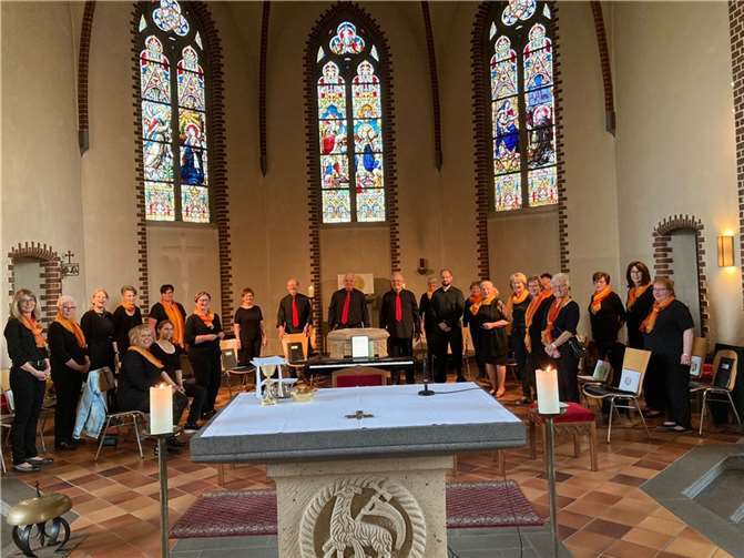 Der Kirchenchor Cäcilia Weitersburg freute sich, dass sie wieder gemeinsam singen konnten.  Fotos: privat