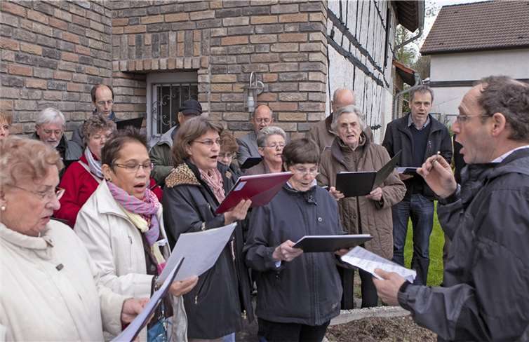 Der Kirchenchor „Cäcilia“ untermalte das Aufstellen der Maibäume musikalich.