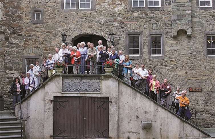 Der Kirchenchor Dattenberg mit Prinzessin Felicitas zu Wied (oben Mitte) auf der Burg Runkel.privat