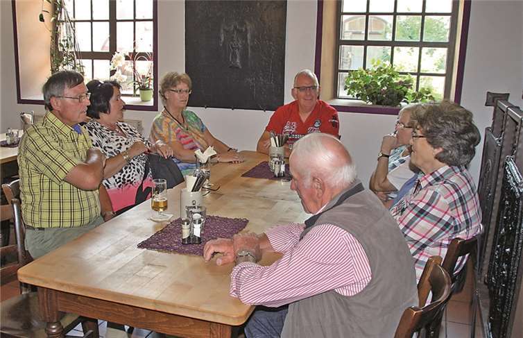 Der Kirchenchor Gelsdorf fühlte sich wohl bei seinem Jahresausflug während der Rast in der Hofschänke des Volkskunde- und Freilichtmuseums Roscheider Hof bei Konz. privat