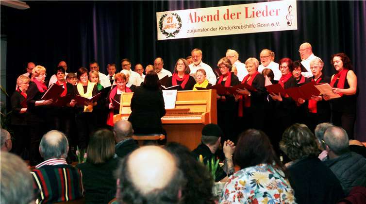Der Kirchenchor Nürburg/Meuspath hatte – unterstützt von Da Capo und unter der Leitung von Monika Mayer – in der Graf-Ulrich-Halle ein Heimspiel. Fotos: SES
