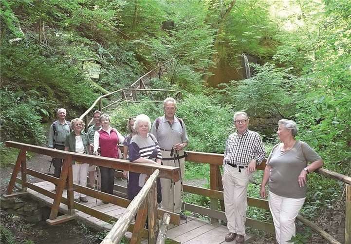 Der Kirchenchor Oberbreisig auf dem Steg über den Tönissteiner Bach.privat