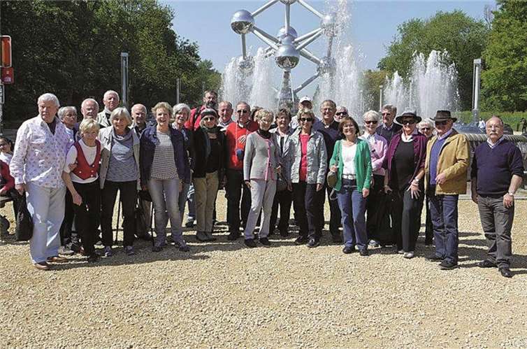 Der Kirchenchor Sankt Michael Merl vor dem Atomium in Brüssel.privat