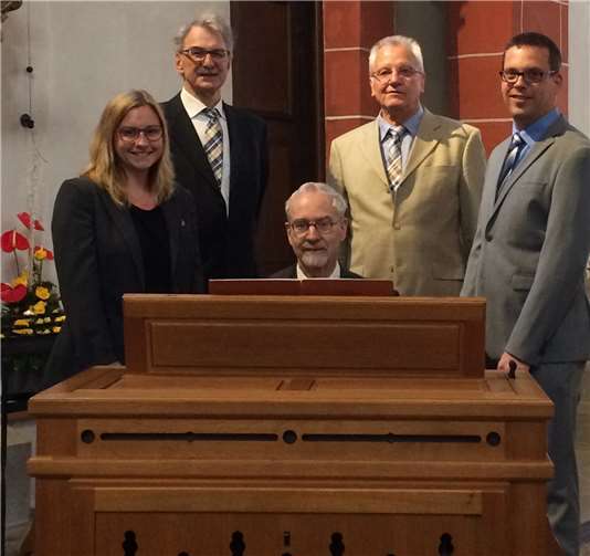 Der Kirchenchor Sayn freut sich über die neue Truhenorgel. privat