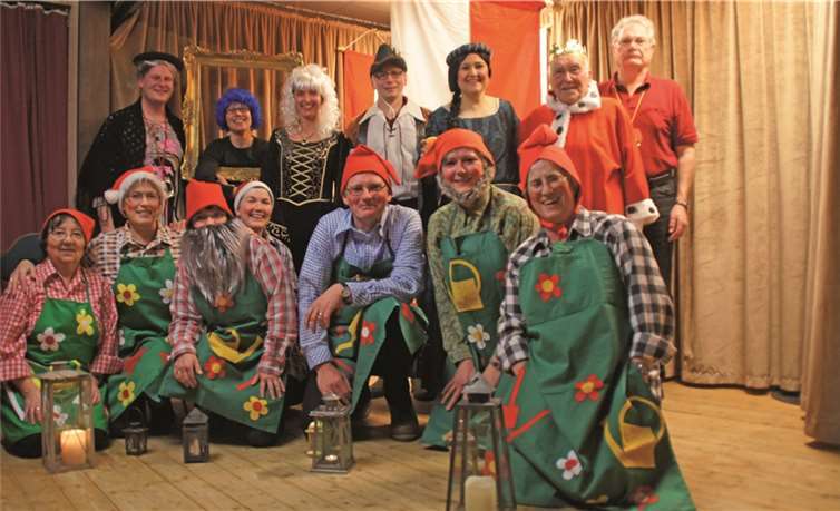 Der Kirchenchor Schneewittchen beim diesjährigen karnevalistischen Familienabend des Kirchenchores Cäcilia Weibern.Privat