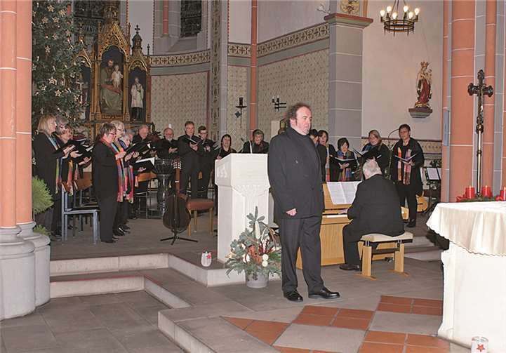 Der Kirchenchor, Solist und Chorleiter Tristan Kusber und Werner Lohner am Klavier begeisterten das Publikum.