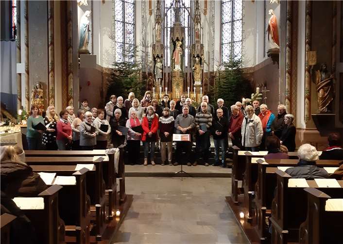 Klein, fein und besinnlich Der Kirchenchor St. LaurentiusNentershausen brachte die Kirche zum Klingen.