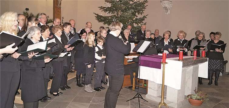 Der Kirchenchor Treis-Karden sang insgesamt 13 Melodien. Solistinnen und Brigitte Bauer auf der Violine begleiteten die Musikvorträge.