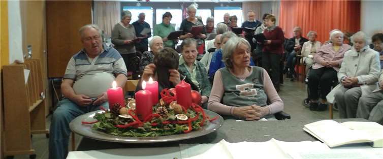 Der Kirchenchor brachte während der liturgischen Feier altbekannte Adventsweisen zu Gehör. privat