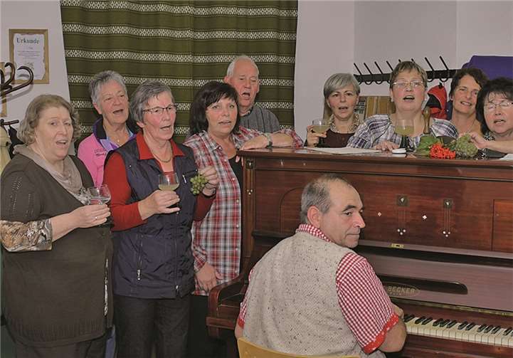 Der Kirchenchor feierte im Pfarrsaal Ernte-Dank und Chorleiter Hans-Günter Gräff begleitete auf dem Klavier zu verschiedensten Liedern. privat