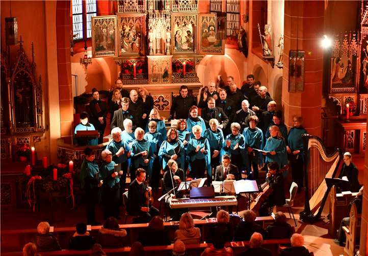 Der Kirchenchor und das Streicherensemble begeisterten die Zuhörer mit der in besonderer Weise dargebotenen Auswahl nationaler sowie internationaler Weihnachtslieder.