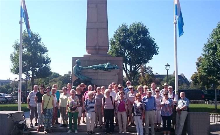 Der Kirchenchor vor dem Monument der Goldenen Frau in Luxemburg. privat