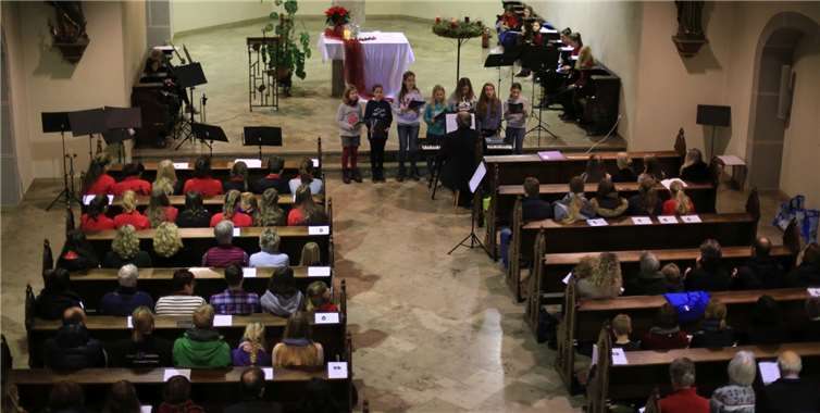 Der Kirchenraum war an dem stimmungsvollen Abend voll besetzt.privat