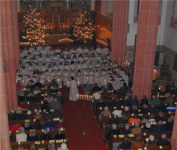 Der Kirchenraum wird nur mit Kerzen erleuchtet sein.privat