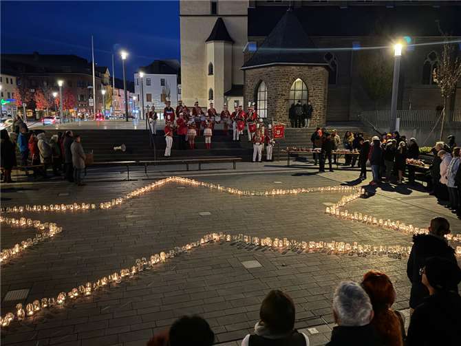 Der Kirchplatz in Meckenheim erstrahlte in einem Lichtermeer.  Fotos: Caritasverband Rhein-Sieg