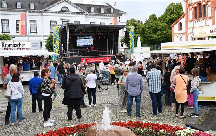 Der Kirchplatz war schon am Freitag gut besucht.  Foto: RASCH