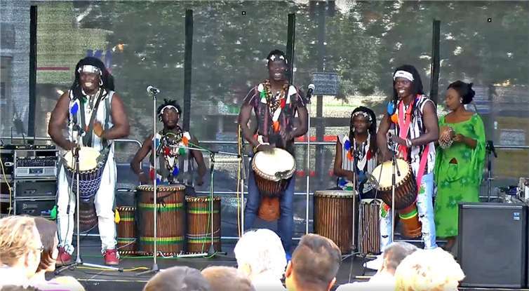 Der Kirchplatz wird wieder ganz im Zeichenvon internationaler Musik, Folklore und Spezialitäten stehen. Foto: Aktiplan