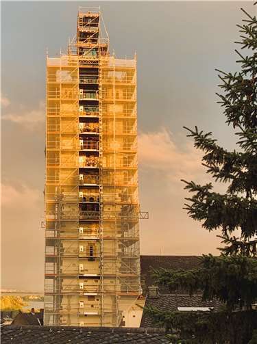 Der Kirchturm mit Gerüst. Foto: privat