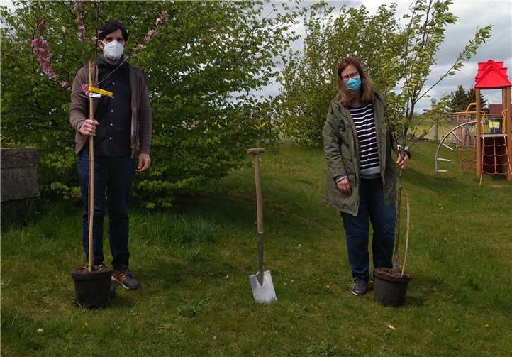 Der Kirchwalder Imker Arno von Bargen übergab im Namen des Vereins zwei Obstbäume an die Leiterin des Kindergartens Mäuseturm, Frau Anette Langewiesch.Foto: privat