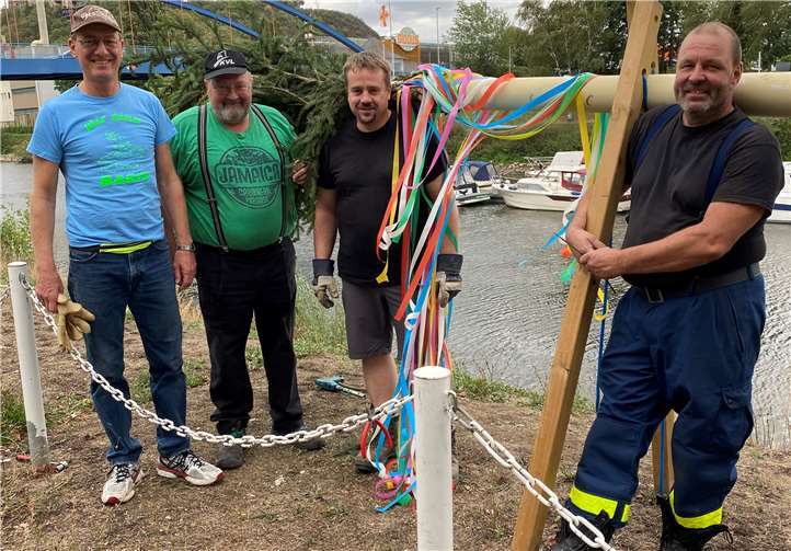 Der Kirmesbaum in Zeiten von Corona - während Eierkrone und Schilderkranz normalerweise am Kirmessamstag hochgezogen werden, wurden sie diesmal direkt mit dem Stellen des Kirmesbaumes angebracht. Von links: Günter Groß, Klaus Wagner, Sebastian Seifert vom Vorstand des KVL und Dietmar Schrötter vom THW kümmerten sich auch 2020 um den Kirmesbaum.Foto: privat