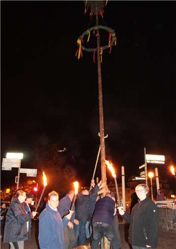 Der Kirmesbaum steht.