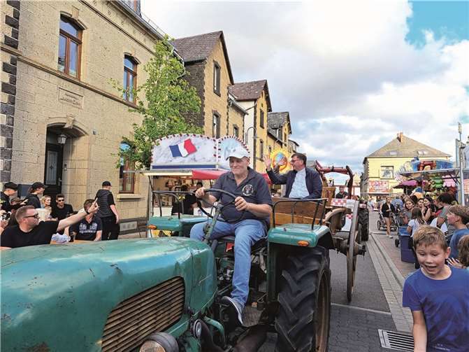 Der Kirmesbaum wird –angeführt von den Ehrengästen unter musikalischer Begleitung zum Festplatz gebracht.