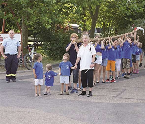 Der Kirmesbaum wird durch die Kirmesjugend zum Festplatz gebracht.privat