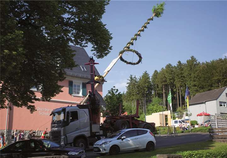 Der Kirmesbaum wurde in Marienhausen mit technischer Hilfe aufgestellt.
